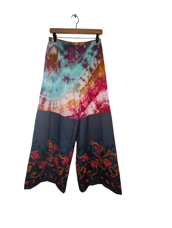 Medium wide leg pants with embroidered detailing